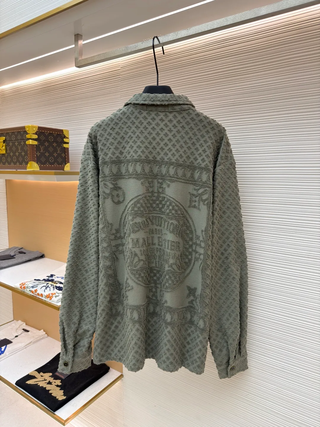LOUIS VUITTON presbyopic terry shirt ●Original version: Purchased and developed by 14049 ●Item number: 1681930-B90 ●Fabric: jacquard terry fabric ●Technology: washed production ●Color: green ●Version: fitted version ●Weight: about 545 grams ●Size: XS-S-M-L ●Description: The fabric is custom-woven jacquard terry cloth with a weight of 250g. The bottom surface is made of 50s double-ply long-staple cotton yarn. The loops are made of 60s double-ply ring-spun combed cotton yarn. The bulk yarn color is customized and dyed. A 20-needle single-sided terry jacquard machine is used to weave the gray fabric. The finished fabric is then washed and shaped. After the washing process, the ring-spun yarn loops are more fluffy and three-dimensional than those of compact spinning. The positioning pattern is purely cut after finishing work, and the loss is huge. It has specific four-eye hand-stitched buttons and three-label washing. The overall wiring is straight and delicate, the fabric is comfortable and soft, and the color is consistent without color difference. It can be matched with the same style to create a fashionable look and control various occasions. Customized accessories, complete with three standards, same style for men and women!